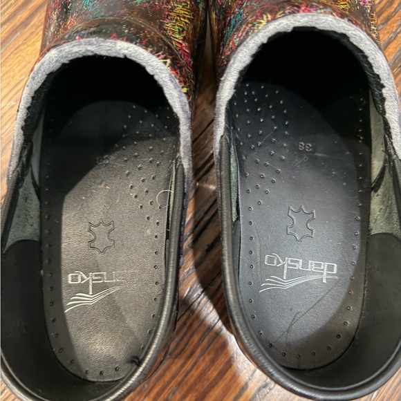 Dansko Rainbow Scribble Patent Leather Clogs Women’s Sz 38 (U.S. 7.5) - Picture 6 of 7